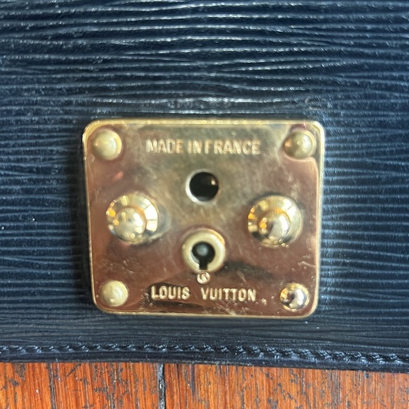 Epi Pochette Sellier Dragonne Clutch Black - Picture 11 of 12